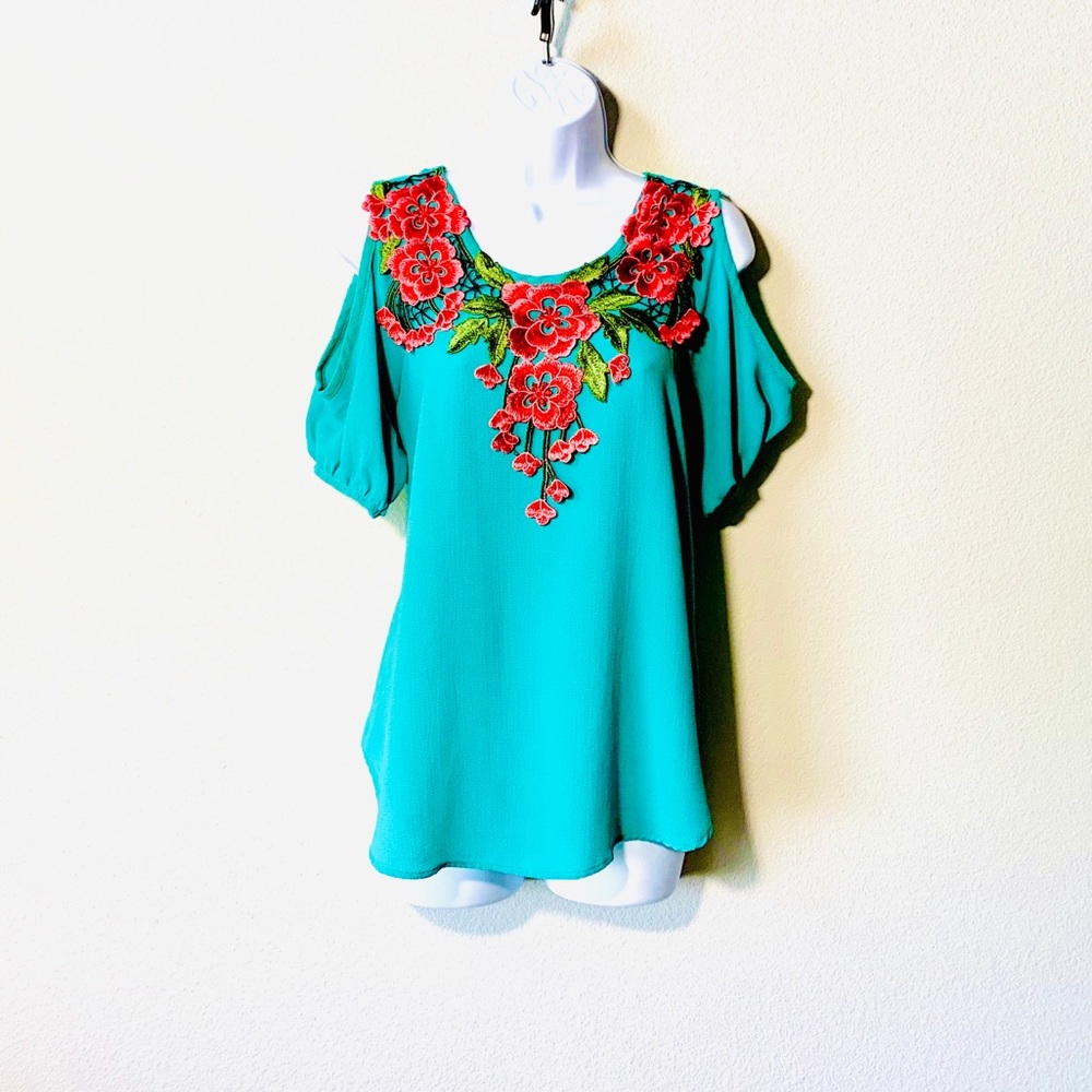HP🎉Peca’s Open Shoulder With Floral Neckline Top
